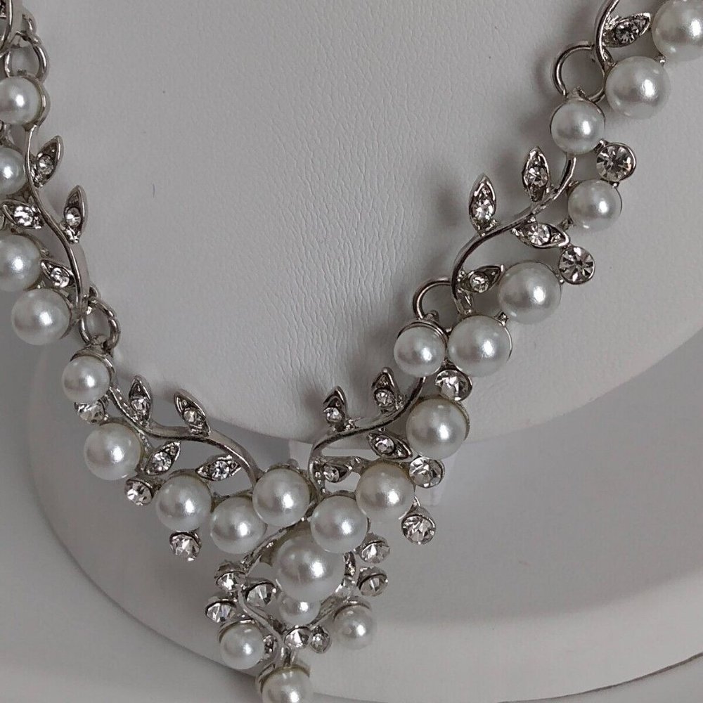 Silvertone Imitation White Pearl Bead Leaf Crystal Rhinestone Chain Necklace